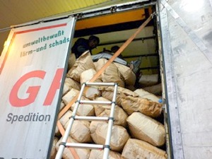 Мигранти у бункеру аутобуса и камионским товарима