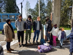 Две мигрантске породице са децом у товару амбалаже