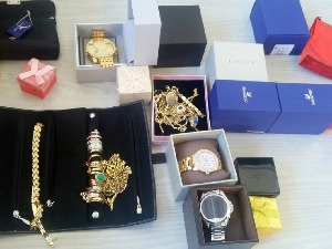На Шпиљанима заплењени маркирани сатови и златан накит