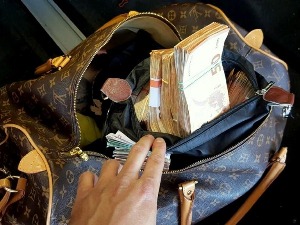 260.000 евра у ногавици, седишту и несесеру