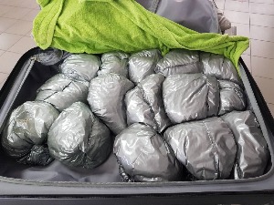 Заплењено  око 18,5 кг таблета у ничијем коферу на Хоргошу