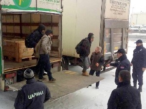 Политика: „Слепи путници” у поду аутомобила и крову комбија