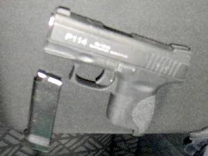 Пиштољ замотан у чарапу, па скривен у наслону седишта