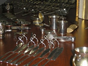Цариници спречили покушај кријумчарења антиквитета, офтамолошке опреме и фирмиране гардеробе