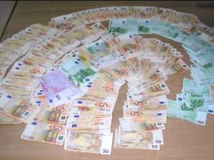 Преко 90.000 евра у несесеру