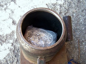 Злато и сребро сакривено у зарђалој хидрауличној дизалици