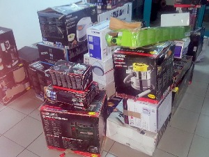 На Хоргошу заплењена техничка роба и фирмирана гардероба