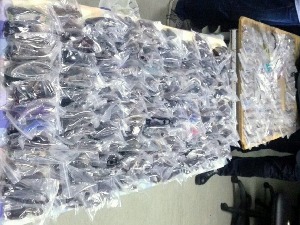 У две торбе око 1.000 пари фирмираних наочара