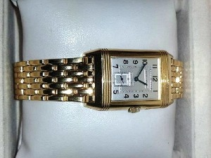 Сакрио златан сат у торбици на рамену