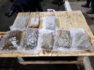 20 килограма марихуане сакрио у резервоар, браник и резервни точак