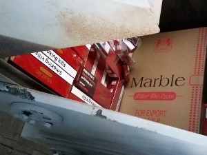 Дизалица напуњена цигаретама