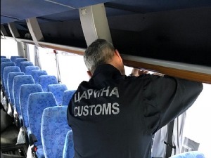 Цигарете у торби без власника и вентилацији аутобуса