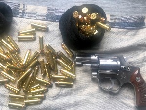 Пиштољ са две чарапе пуне метака сакривен у торби