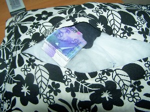 117.000 франака у чарапи ушивеној у јастук