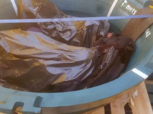 Илегалац на резервном точку камиона, други сакривени у кесама