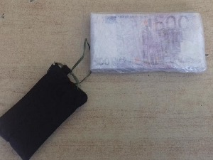 Девизе скривене у брусхалтеру и око струка