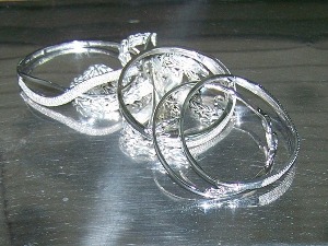 Сребрни ланчићи око струка, наруквице на рукама