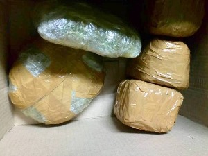 Пет пакета марихуане у аутомобилу