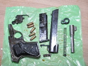 Блиц: Накит шверцују у ајвару, а пиштољ у пилету и чварцима