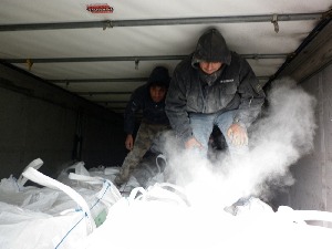 Мигранти међу џаковима кукурзног скроба и у товару текстила