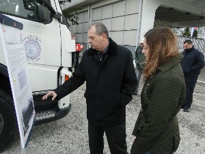 Заменик директора разговарао са новинарком Данаса на сајму аутомобила