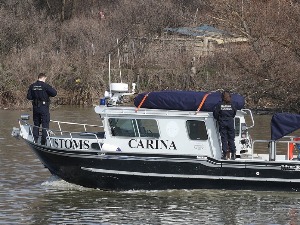 Из Дунава извучена баржа са преко осам тона нафте