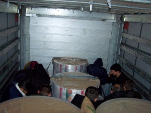 Политика: Албанци са Космета откривени у камиону