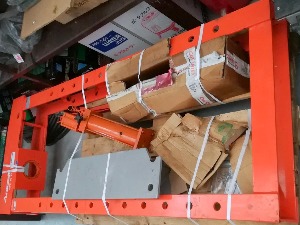 Хидраулична преса и непријављене торбе са гардеробом и козметиком