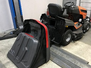 Заплењена косилица за траву сакривена у аутоприколици