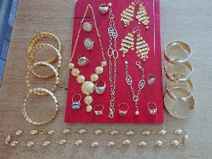 Пуна торбица непријављеног златног накита