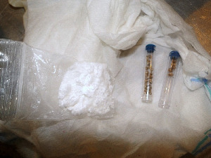 Дрога у жвакама, лабелу, тетрапаку сока, рукавици