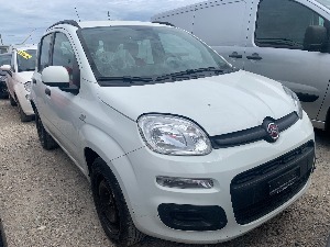 Неоцарињени аутомобили на ливади