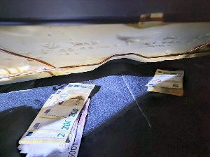 Девизе око струка, у прегради за наочаре и испод седишта