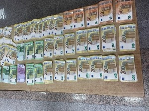 Пун ранац непријављених евра