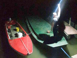 Откривена „напуштена“ танк-баржа пуна нафте