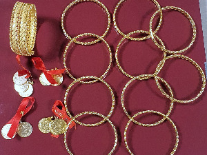 Козметички несесер пун непријављеног злата 